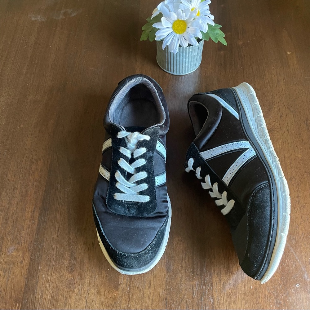 Vionic Nana Casual Black & White Sneakers  Size 8.5